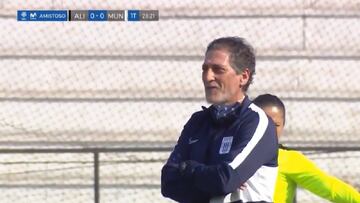 "Que se calme": ¡Mario Salas fue amonestado en un amistoso!