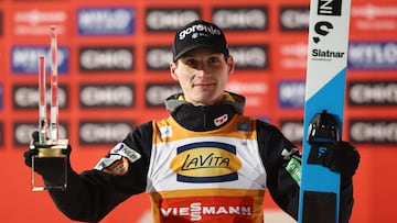 El esloveno Domen Prevc celebra en el podio tras su victoria en la prueba individual de la Copa del Mundo de saltos de esquí en Willingen.