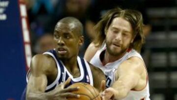 Josh McRoberts trata de robar la bola a Serge Ibaka.