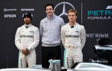 Lewis Hamilton, Nico Rosberg y el director ejecutivo de Mercedes Toto Wolff, durante la presentación hoy en Montmeló (Barcelona) del nuevo híbrido W07 con el que la escudería pretende defender su liderazgo.