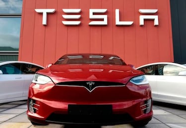 ¿Qué está pasando con los Tesla? 817.000 coches Tesla en peligro por otro fallo