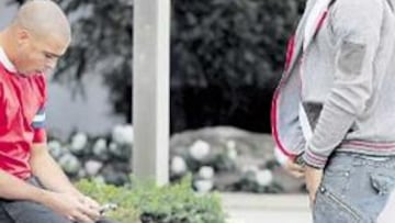 <b>CONTROL RUTINARIO. </b>Ronaldo y Baptista, ayer a las puertas de la Clínica Rúber Internacional.