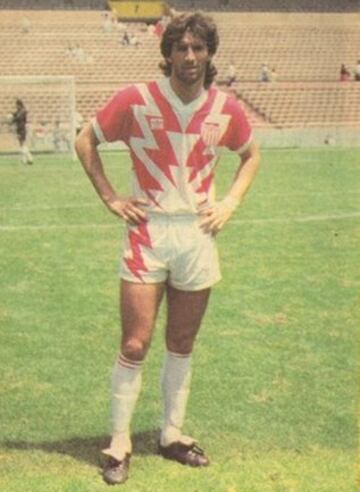 El pelo largo y la barba fueron dos características que identificaron a Ivo Basay durante su carrera. 