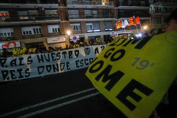 Pancartas de protesta en los aledaños de Mestalla de este sábado, antes del partido ante la Real.