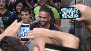 La afición del Betis recibió a Boudebouz en el aeropuerto