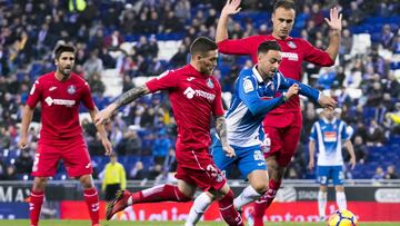 Antunes y Cala disputan un balón con Sergio García en el partido del lunes.