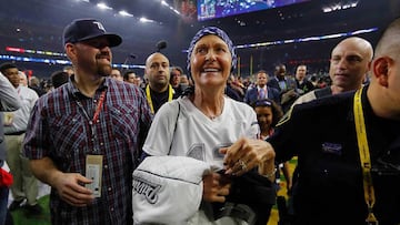 Los Patriots dan un anillo de campeón... a la madre de Brady