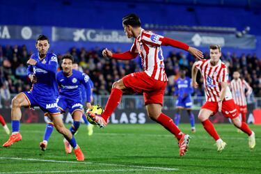 Autogol de Domingos Duarte tras un centro de Raspadori en dirección a Griezmann que desvió el defensa sin querer a su propia portería. En la foto, el centro de Raspadori. 
 
 
