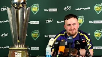 Luke Littler, en la rueda de prensa posterior a su éxito en el Mundial de dardos.