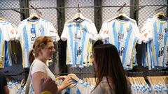 Venta de la camiseta del Málaga CF 2024-25 en la tienda de La Rosaleda.