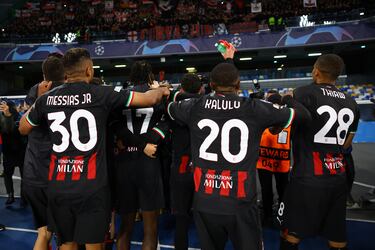 Los jugadores del AC Milan se acercaron a los aficionados 'Rosoneris'' para celebrarlo junto a ellos.