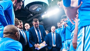 Natko Lezkano, entrenador del Movistar Estudiates, da instrucciones a sus jugadores durante el partido ante el Inveready Gipuzkoa.