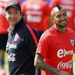 Pizzi le sugiere club a Vidal y elige la liga ideal para Alexis