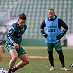 Dani Escriche llega para competir con Yacine como nueve