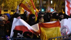 Decenas de manifestantes con banderas se enfrentan a la Policía, en la sede del PSOE en la calle Ferraz de Madrid, a 7 de noviembre de 2023, en Madrid (España). Los manifestantes se han mostrado opuestos al pacto de los socialistas con ERC que incluye, entre otras medidas, una ley de amnistía que favorecería a los procesados del 'procés' catalán, el traspaso de las competencias de Rodalíes o la condonación de hasta 15.000 millones de euros de deuda del Fondo de Liquidez Autonómica (FLA) a Cataluña.
07 NOVIEMBRE 2023;MANIFESTACIÓN;AMNISTÍA;PROTESTA;BANDERAS;CARTELES;POLICÍAS;ENFRENTAMIENTOS;DISTURBIOS
Fernando Sánchez / Europa Press
07/11/2023