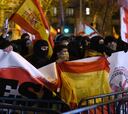 Nueva manifestación en la sede del PSOE en Madrid: Puigdemont ironiza con una comparencia del Rey