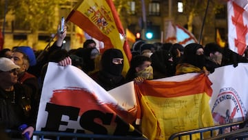 Decenas de manifestantes con banderas se enfrentan a la Policía, en la sede del PSOE en la calle Ferraz de Madrid, a 7 de noviembre de 2023, en Madrid (España). Los manifestantes se han mostrado opuestos al pacto de los socialistas con ERC que incluye, entre otras medidas, una ley de amnistía que favorecería a los procesados del 'procés' catalán, el traspaso de las competencias de Rodalíes o la condonación de hasta 15.000 millones de euros de deuda del Fondo de Liquidez Autonómica (FLA) a Cataluña.
07 NOVIEMBRE 2023;MANIFESTACIÓN;AMNISTÍA;PROTESTA;BANDERAS;CARTELES;POLICÍAS;ENFRENTAMIENTOS;DISTURBIOS
Fernando Sánchez / Europa Press
07/11/2023