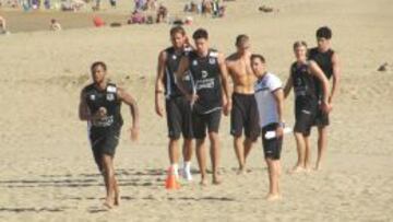 La plantilla bilbaína, en la playa con el preparador físico