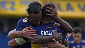 Boca Juniors' Colombian Sebastian Villa (L) celebrates with teammate Carlos Tevez after scoring a penalty against River Plate during their Argentine Professional Football League Superclasico match at La Bombonera stadium in Buenos Aires on March 14, 2021. (Photo by Marcelo Endelli / POOL / AFP)