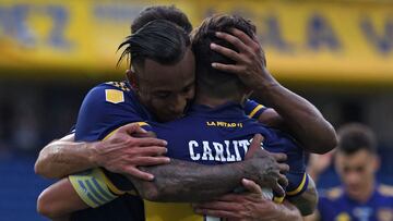 Boca Juniors&#039; Colombian Sebastian Villa (L) celebrates with teammate Carlos Tevez after scoring a penalty against River Plate during their Argentine Professional Football League Superclasico match at La Bombonera stadium in Buenos Aires on March 14, 2021. (Photo by Marcelo Endelli / POOL / AFP)