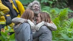 Lukas McClish abrazándose a su familia tras ser encontrado en las montañas de Santa Cruz (California, EEUU).