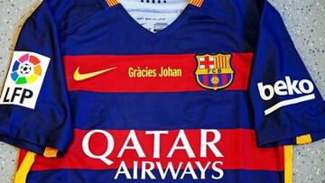 "Grácies Johan", en el pecho de la camiseta del Barcelona