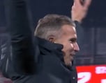 El golazo de chilena del hijo de Van Persie y la reacción inmediata de su padre en el banquillo: tremendo