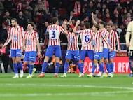 El Atlético celebra el gol de Lookman, el tercero al Barcelona en la ida de la semifinal de Copa.