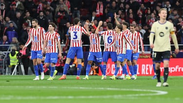 Los jugadores del Atlético celebran uno de los goles ante el Barcelona.