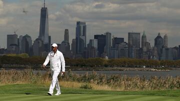 Tige rWoods, asistente del capitán del equipo de Estados Unidos en la Presidents Cup, camina en el Liberty National Golf Club en Jersey City con el skyline de New York City de fondo.