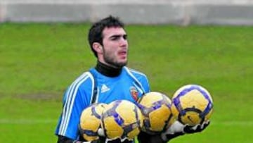<b>PREPARADO. </b>Roberto controla un balón en un entrenamiento en la Ciudad Deportiva.