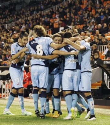 Los jugadores celebran el 1-2 de Pozuelo. 