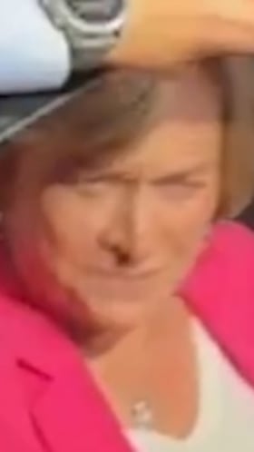 A Evelyn Matthei no le gusta una pregunta de la prensa y reacciona con un gesto obsceno pocas veces visto en la política chilena