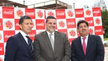 Luis Bedoya, presidente de la Federaci&oacute;n Colombiana de F&uacute;tbol, tercero de izquierda a derecha.