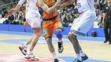 El Madrid aprovecha el traspié culé con una paliza al Valencia