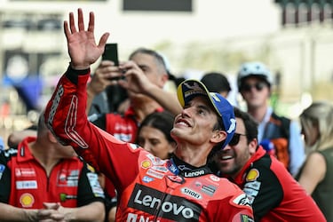 Marc Márquez celebra la victoria en la carrera al esprint. 