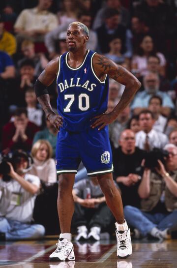 Equipos: Detroit Pistons (1986-1993), San Antonio Spurs (1993-1995), Chicago Bulls (1995-1998), Los ?ngeles Lakers (1998-1999) y Dallas Mavericks (1999-2000). Promedios en su carrera: 7,3 puntos, 14,3 rebotes y 1,2 asistencias. Como en el caso de Pippen, la gloriosa sombra de Jordan y su reciente documental le han vestido de rojo en el imaginario colectivo. Sus siete temporadas anteriores, sin embargo, son igualmente imborrables: dos anillos con los Bad Boys, sus dos All Star y seis formaciones seguidas en el mejor quinteto defensivo de la competici¨®n. La impredecible historia de Dennis Rodman se empieza escribiendo en Detroit, se agranda en la propia capital automotriz y se hace eterna en Chicago; pero no termina ah¨ª. Entre un equipo y el otro, comparti¨® trinchera con un David Robinson a¨²n sin anillos, pero en su mejor temporada estad¨ªstica. Tras ser parte clave del segundo three-peat de los Bulls, emprendi¨® dos breves aventuras. La primera, en los Lakers, al lado de Saquille y Kobe Bryant; la segunda, en Dallas, con Steve Nash y un Nowitzki en plena explosi¨®n. En el primer caso, disput¨® 23 partidos; en el segundo, 12. "Pienso que fue justificado. Cuando un tipo se presenta constantemente tarde...", declar¨® Kobe cuando Rodman fue cortado. "Nunca quiso ser un Maverick", Nash, tras un dej¨¤ v¨² en Dallas.