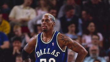 Equipos: Detroit Pistons (1986-1993), San Antonio Spurs (1993-1995), Chicago Bulls (1995-1998), Los Ángeles Lakers (1998-1999) y Dallas Mavericks (1999-2000). Promedios en su carrera: 7,3 puntos, 14,3 rebotes y 1,2 asistencias. Como en el caso de Pippen, la gloriosa sombra de Jordan y su reciente documental le han vestido de rojo en el imaginario colectivo. Sus siete temporadas anteriores, sin embargo, son igualmente imborrables: dos anillos con los Bad Boys, sus dos All Star y seis formaciones seguidas en el mejor quinteto defensivo de la competición. La impredecible historia de Dennis Rodman se empieza escribiendo en Detroit, se agranda en la propia capital automotriz y se hace eterna en Chicago; pero no termina ahí. Entre un equipo y el otro, compartió trinchera con un David Robinson aún sin anillos, pero en su mejor temporada estadística. Tras ser parte clave del segundo three-peat de los Bulls, emprendió dos breves aventuras. La primera, en los Lakers, al lado de Saquille y Kobe Bryant; la segunda, en Dallas, con Steve Nash y un Nowitzki en plena explosión. En el primer caso, disputó 23 partidos; en el segundo, 12. "Pienso que fue justificado. Cuando un tipo se presenta constantemente tarde...", declaró Kobe cuando Rodman fue cortado. "Nunca quiso ser un Maverick", Nash, tras un dejà vú en Dallas.