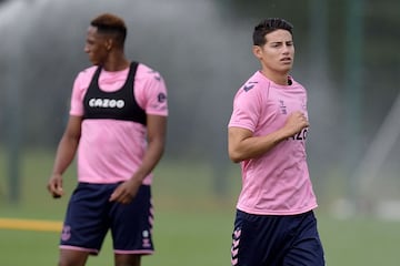 Yerry Mina y James Rodríguez, protagonistas de la práctica del Everton. Los dos colombianos se preparan para el debut en Premier ante el Tottenham