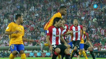 Torpe penalti de Alves sobre Etxeita que Aduriz aprovechó