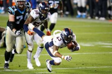 T.J. Ward recuperando un fumble provocado por Von Miller en la red zone de Carolina.