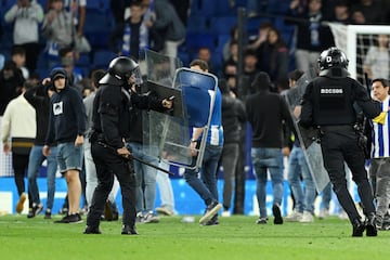 Invasión de campo de los seguidores del Espanyol cuando los jugadores del Barcelona celebraban el campeonato liguero.