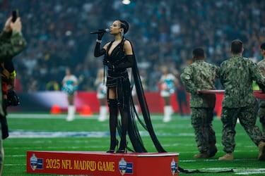 La cantante Karina Pasian canta el himno estadounidense antes del partido.
