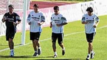 <b>TOCADO</B>. Raúl se limitó a trotar por el campo en la sesión de ayer.