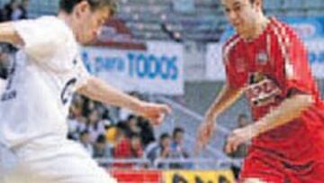 <b>REMONTÓ. </b>El conjunto murciano ganó y sigue la estela de Interviú.