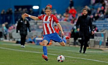 La gente del Atlético le adora y Filipe Luis nota ese cariño cada vez que acude al Cívitas Metropolitano. Fue un lateral izquierdo con mucha clase, convertido muchas veces en extremo. Un arma vital en ataque para Simeone. Es otro de los históricos en la etapa del Cholo en el club madrileño. Ganó siete títulos: una Liga, una Copa, dos Europa League y tres Supercopas de Europa. Defendió en 333 partidos la camiseta rojiblanca y formó una defensa para la  historia junto a Juanfran, Godín y Miranda. Filipe Luis, además, sintió tuvo palabras de agradecimiento hacia el Atlético y hacia su afición.