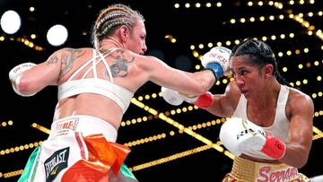 Amanda Serrano esquiva un golpe de Heather Hardy.