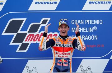 El piloto español celebrando la victoria en el podio de Aragón. 