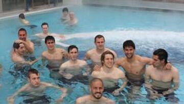 <b>RELAJACIÓN. </b>Los jugadores del Girona, ayer, en un centro termal. Una jornada diferente y un premio.