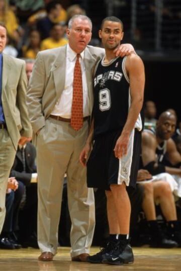 Con Tony Parker durante un partido de playoffs en 2003.